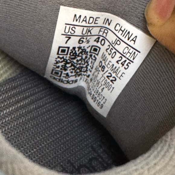 Adidas Men’s Yeezy 700 V3 ‘Fade Salt’ size 7 - Picture 9 of 9